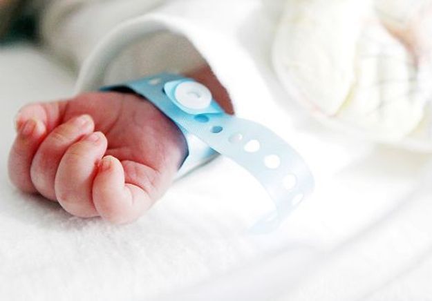 Echangee A La Naissance Elle Reclame Trois Millions D Euros Pour Les Dommages Subis Elle