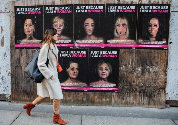 « Just because I am a Woman » : les visages tuméfiés de Michelle Obama ou Hillary Clinton sur les murs à Milan  