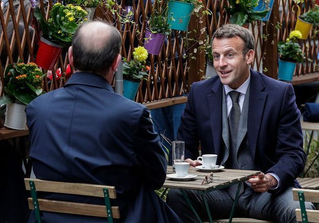 Macron en terrasse : sur Twitter, la mise en scène présidentielle amuse