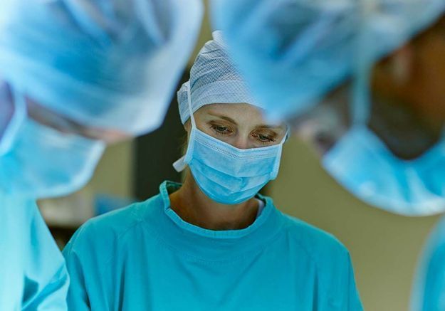 Selon cette étude, les femmes auraient plus de chances de survie si elles sont opérées par des chirurgiennes 