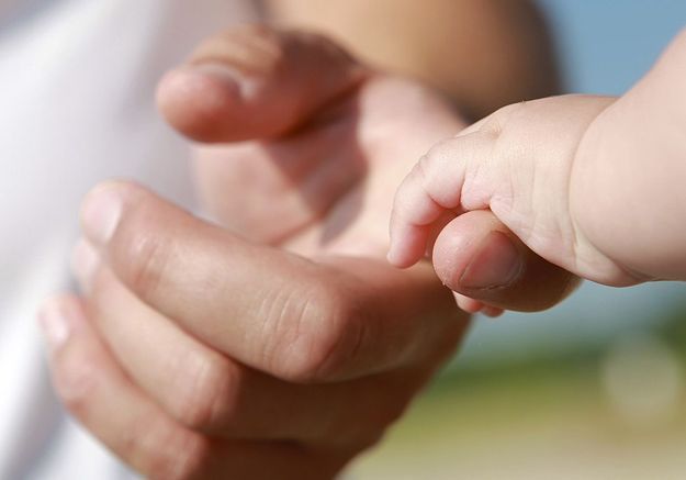 Un Bebe Ne Sous X Confie A Son Pere Un An Apres Sa Naissance Elle