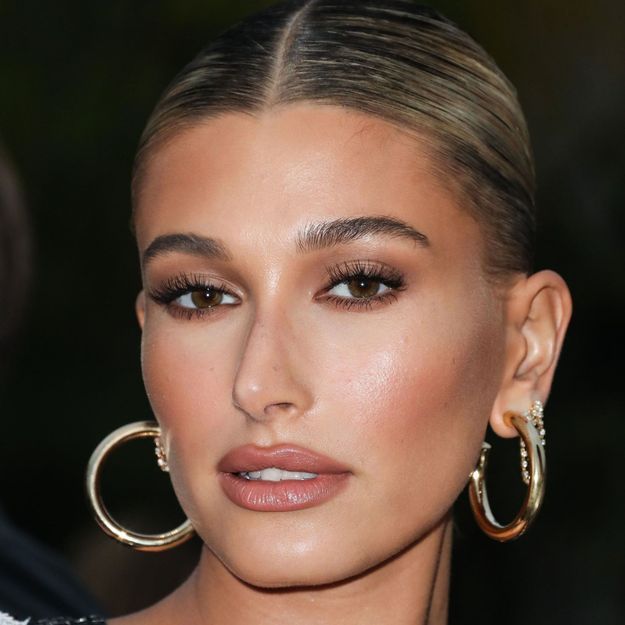 Hailey Baldwin Affiche Une Coupe Au Carré Noire Elle Est