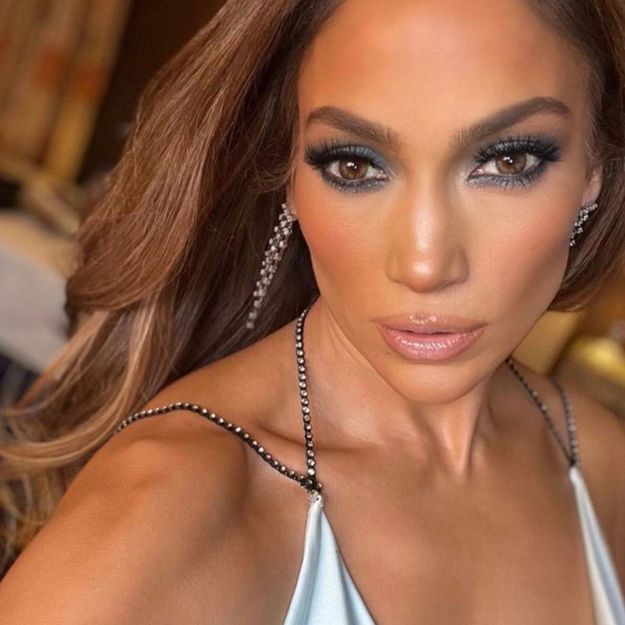 Jennifer Lopez dévoile une coiffure doublement tendance dans son nouveau clip « On My Way »