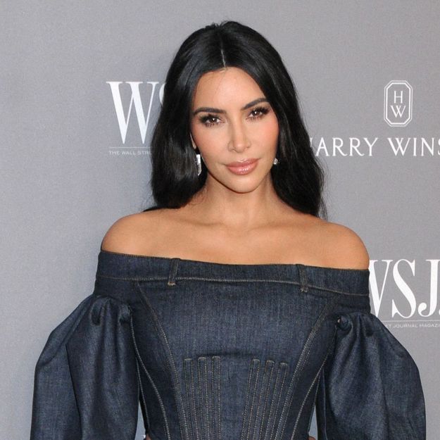 Kim Kardashian coupe ses cheveux en urgence et filme la scène