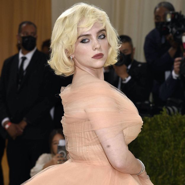 Métamorphosée, Billie Eilish affiche la coiffure signature de Marilyn Monroe au Met Gala 2021 