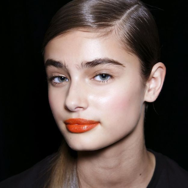 Maquillage d’été : comment porter la bouche tangerine
