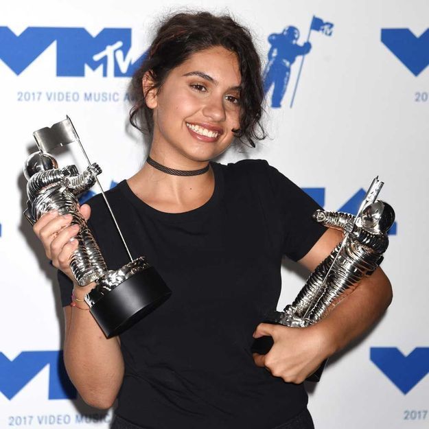 Beauty shaming : Alessia Cara se démaquille sur la scène des MTV VMA