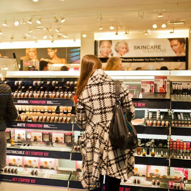 Depuis la crise sanitaire, les Françaises achètent de moins en moins de maquillage 
