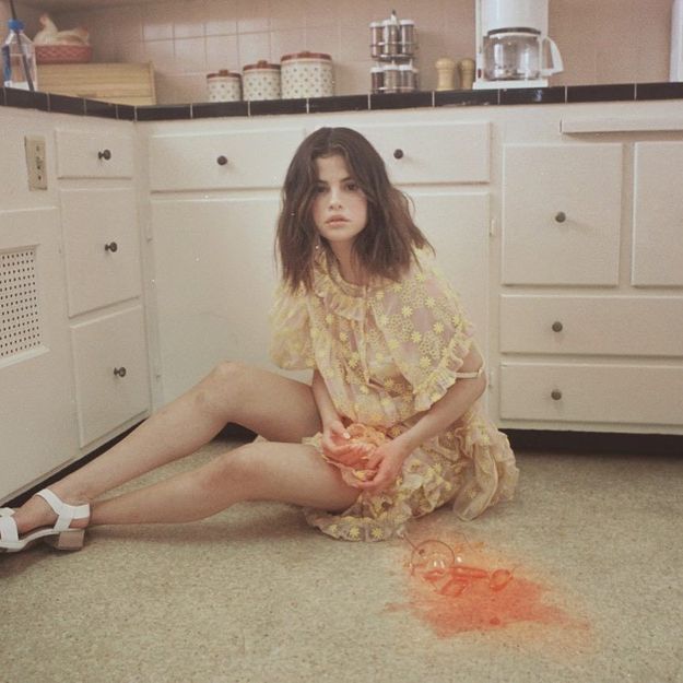 Selena Gomez rompt avec son image de fille sage dans son dernier clip « Fetish » 
