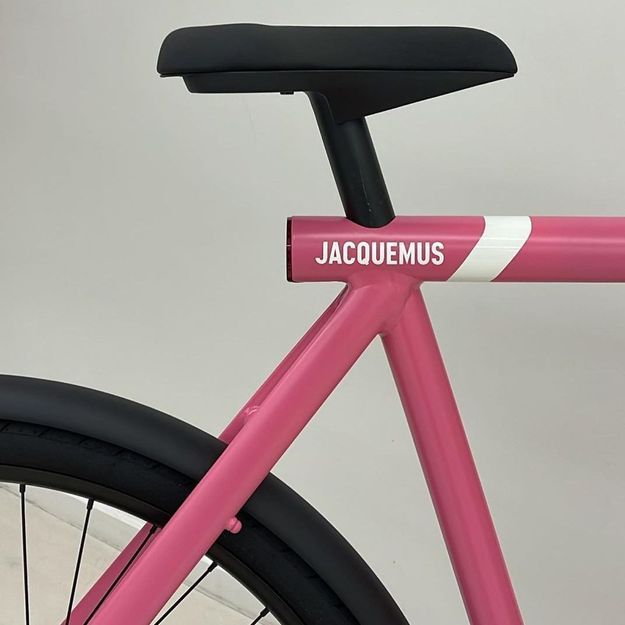 Jacquemus dévoile une excellente raison de se remettre au vélo