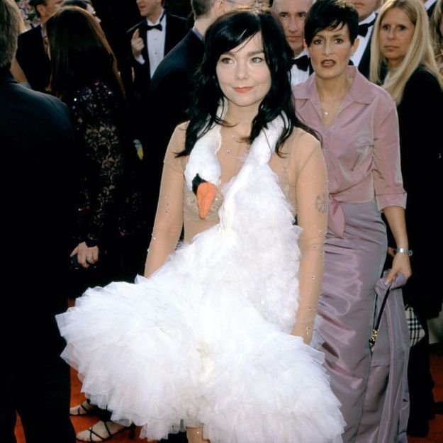 Histoire d’une tenue : la robe-cygne de Björk aux Oscars 2001