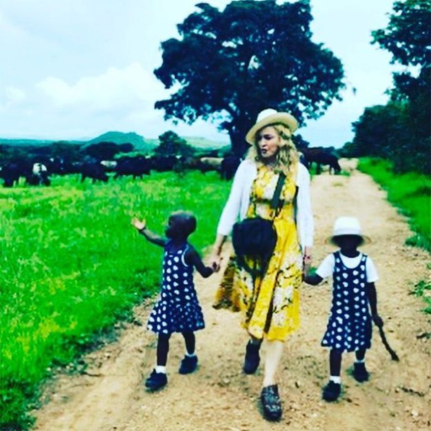 Madonna présente Stelle et Estere, les jumelles qu’elle a adoptées au Malawi