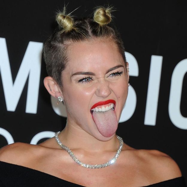 Miley Cyrus explique pourquoi elle tire la langue tout le temps