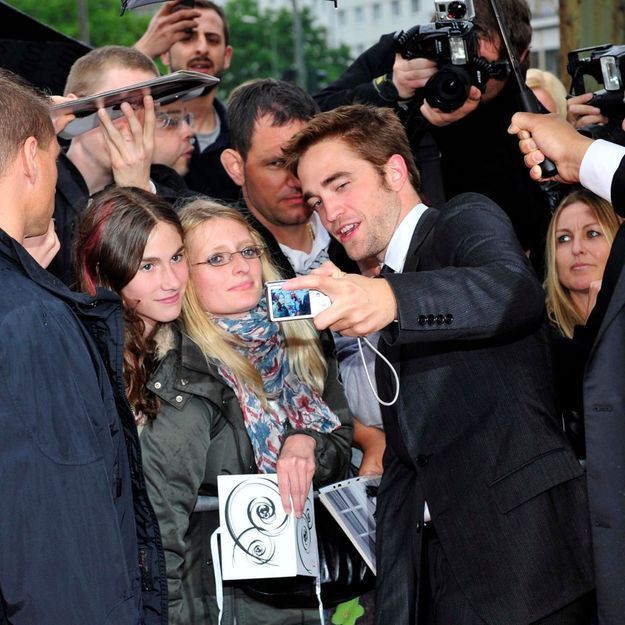 Robert Pattinson se moque de ses propres fans