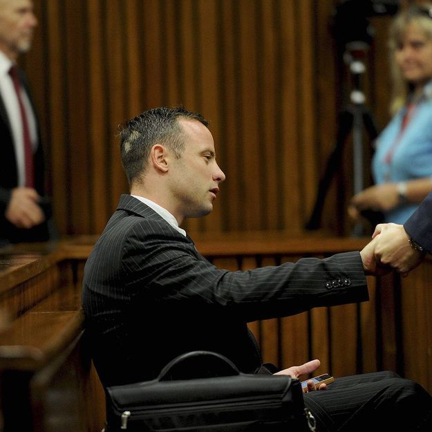 Les larmes d’Oscar Pistorius, accablé par le rapport balistique