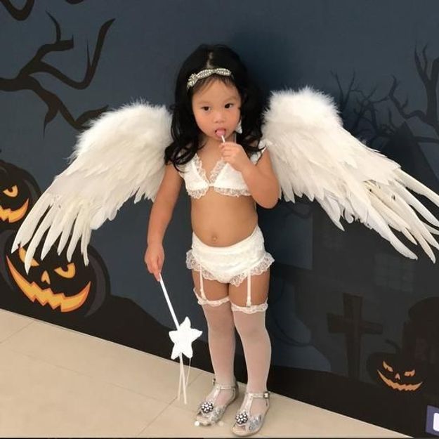Soutien-gorge et porte-jarretelles : elle déguise sa fille de deux ans en… Ange de Victoria’s Secret et choque
