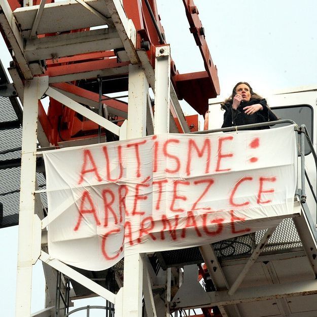 Autisme : désespérée, une mère en haut d’une grue à Toulouse