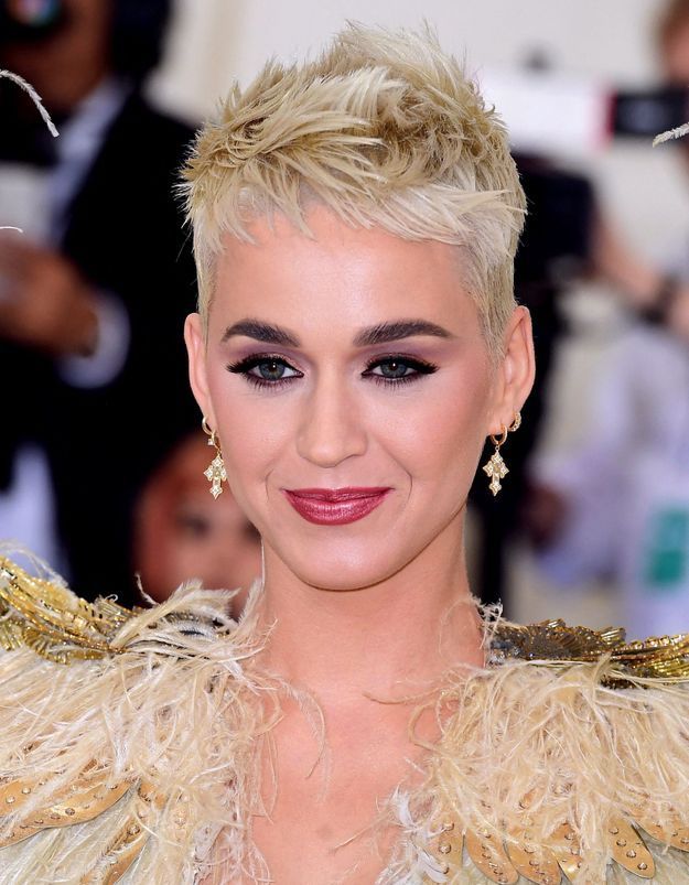 Katy Perry ressuscite les cheveux noirs de ses débuts