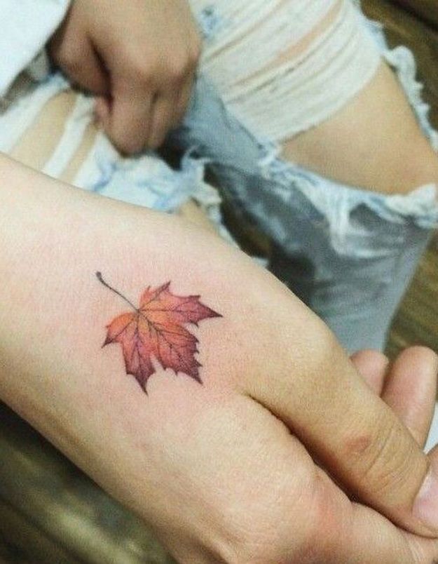 Tatouage main feuille Tattoo Art Club Un tatouage sur la main