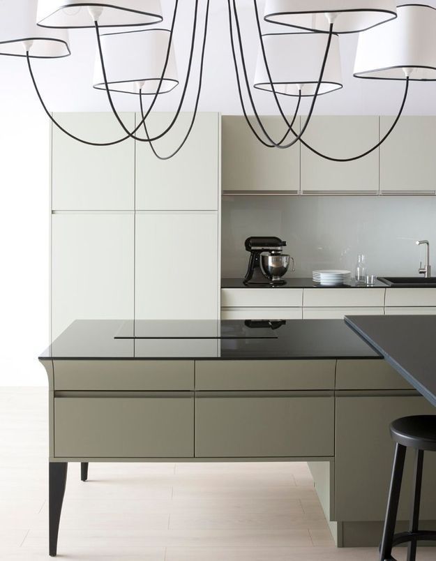 Un plan de travail en verre noir pour une cuisine design ...