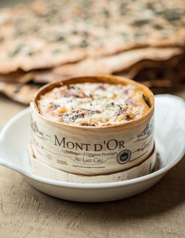 Mont d’or au four 32 recettes de fromage fondu Elle à Table