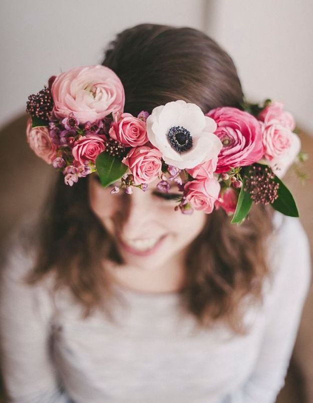 Des fleurs roses dans les cheveux pour un mariage Des fleurs dans les cheveux pour un mariage