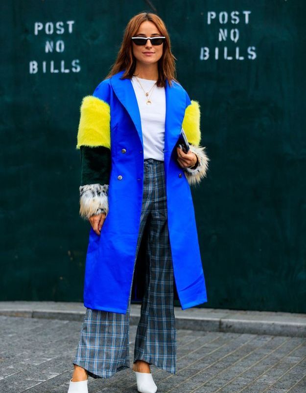 Un manteau aux manches en fausse fourrure