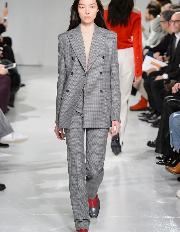 6. On adopte le costume d'homme chez Calvin Klein Les 10 tendances
