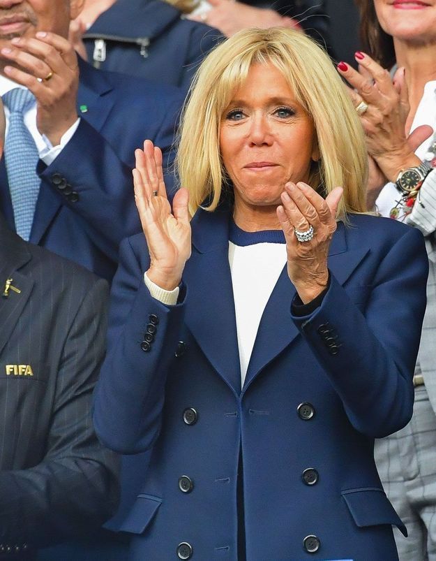 Brigitte Macron : chic en manteau bleu marine pour soutenir les Bleues