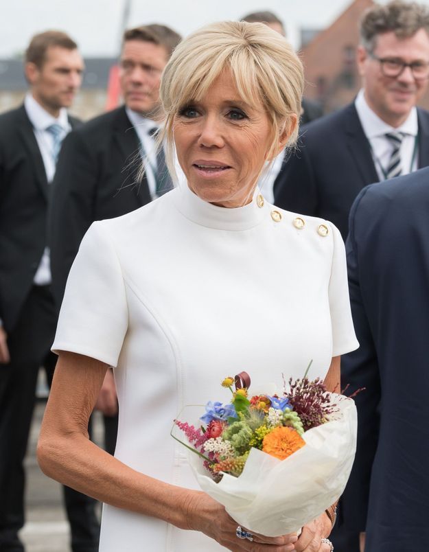 Brigitte Macron : en robe longue blanc et argent comme une princesse du Danemark 