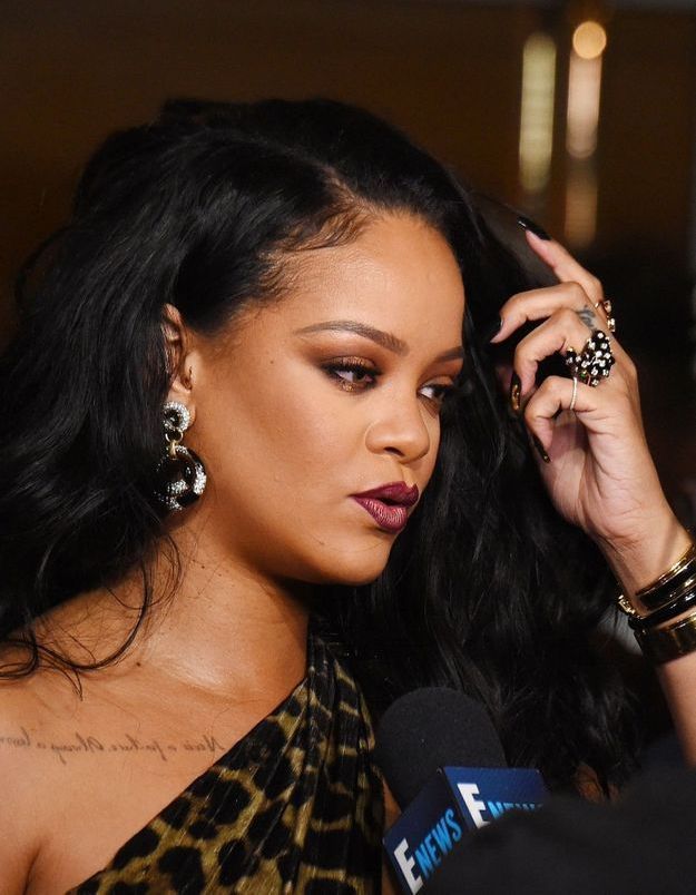 Rihanna : féline en robe léopard pour le lancement de son livre