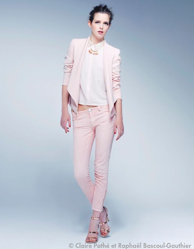 Comment porter le jean pastel ? Elle