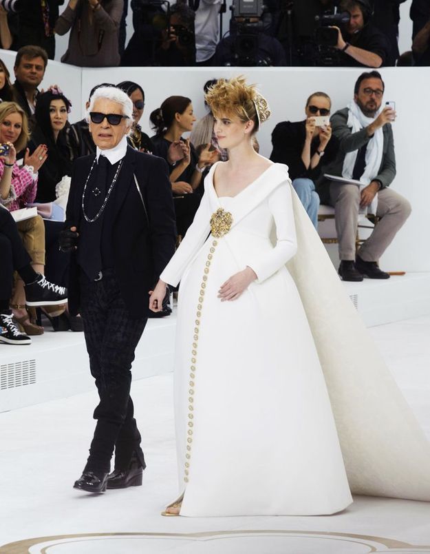 Karl Lagerfeld et sa mariée enceinte font le buzz 