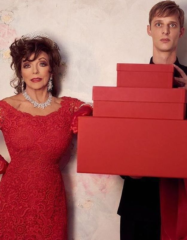 L’Instant Mode : Valentino célèbre Noël avec sa nouvelle muse Joan Collins