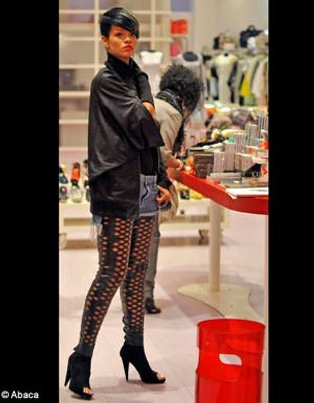 Rihanna ose le legging en cuir lacéré !