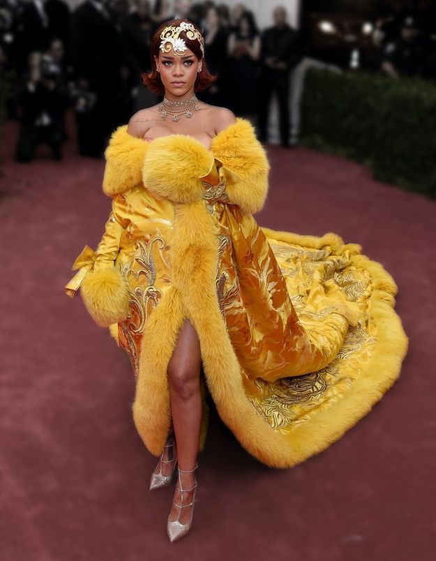 Histoire d’une tenue : la robe omelette de Rihanna au Met Gala 2015