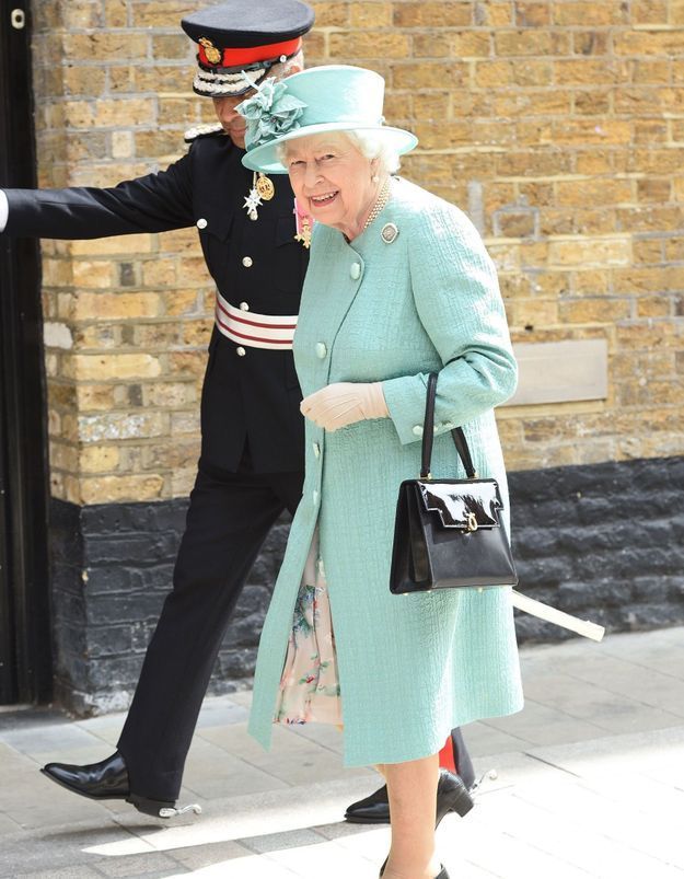  À 93 ans, la reine d’Angleterre s’émerveille devant une avancée technologique que vous connaissez tous