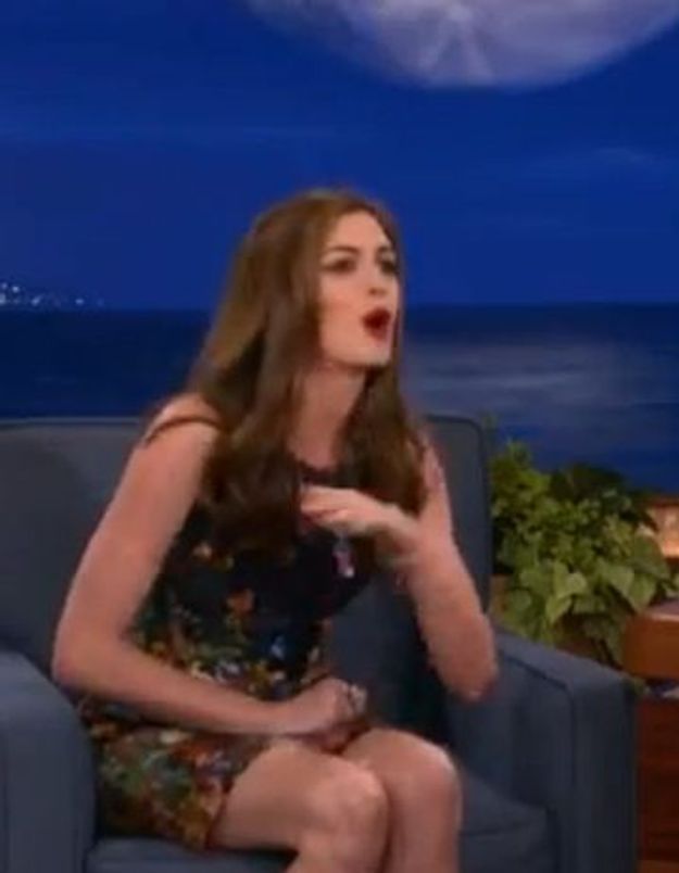 Anne Hathaway s’essaie au rap sur un plateau TV !
