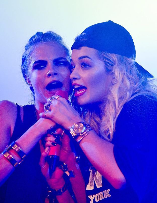 Cara Delevingne rejoint Rita Ora sur scène lors d’un concert