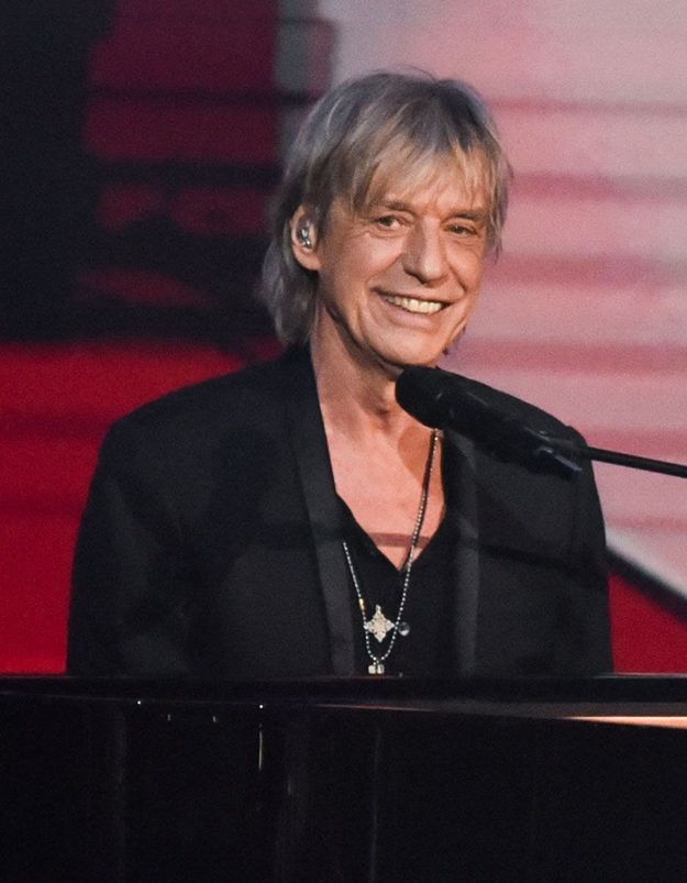 Confiné, Jean-Louis Aubert offre un concert émouvant sur Facebook - Elle