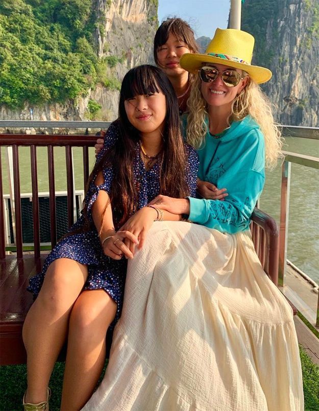 Jade et Joy Hallyday au Vietnam : le bonheur retrouvé avec leur mère