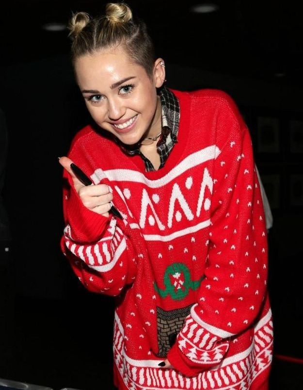 Le pull de Noël de Miley Cyrus - Les plus beaux pulls de Noël des stars