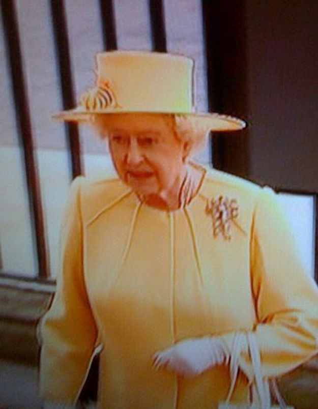 Tenue De La Reine Elizabeth Ii Elle Ose Le Jaune Elle