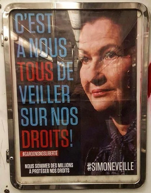bicyclette contre un mur de campagne