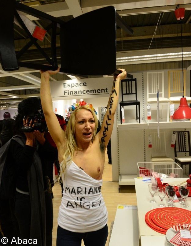 Les Femen envahissent un magasin Ikea