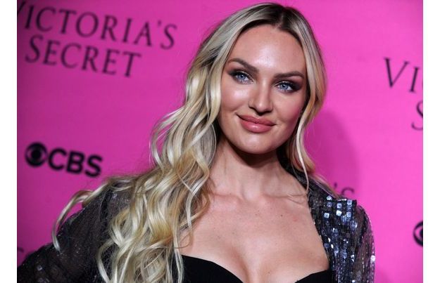Candice Swanepoel : « Je n’ai pas honte de montrer mon ventre d’après grossesse »