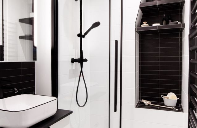 Salle de bains noire : 10 inspirations pour la décorer 