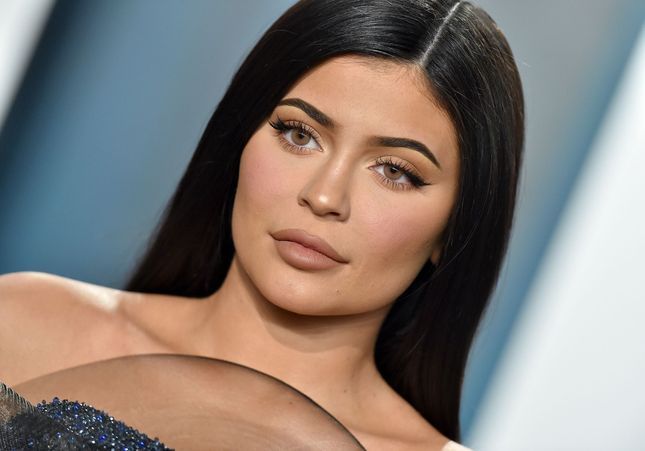 A son tour, Kylie Jenner opte pour les sourcils ultra fins