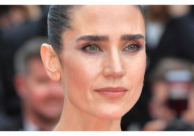 Cannes 2022 : Jennifer Connelly est sublime avec un chignon haut sur le tapis rouge de « Top Gun : Maverick »