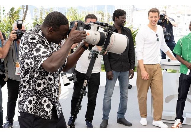 Cannes 2022 : Omar Sy assure le show devant les photographes